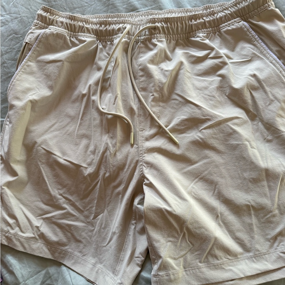 Men’s Vuori workout shorts - XL tan